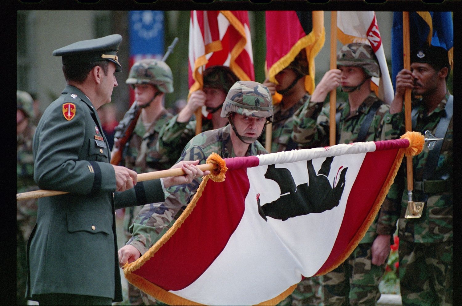 Fotografie: Militärische Zeremonie zur Außerdienststellung des U.S. Army Berlin Command in den Lucius D. Clay Headquarters in Berlin-Dahlem