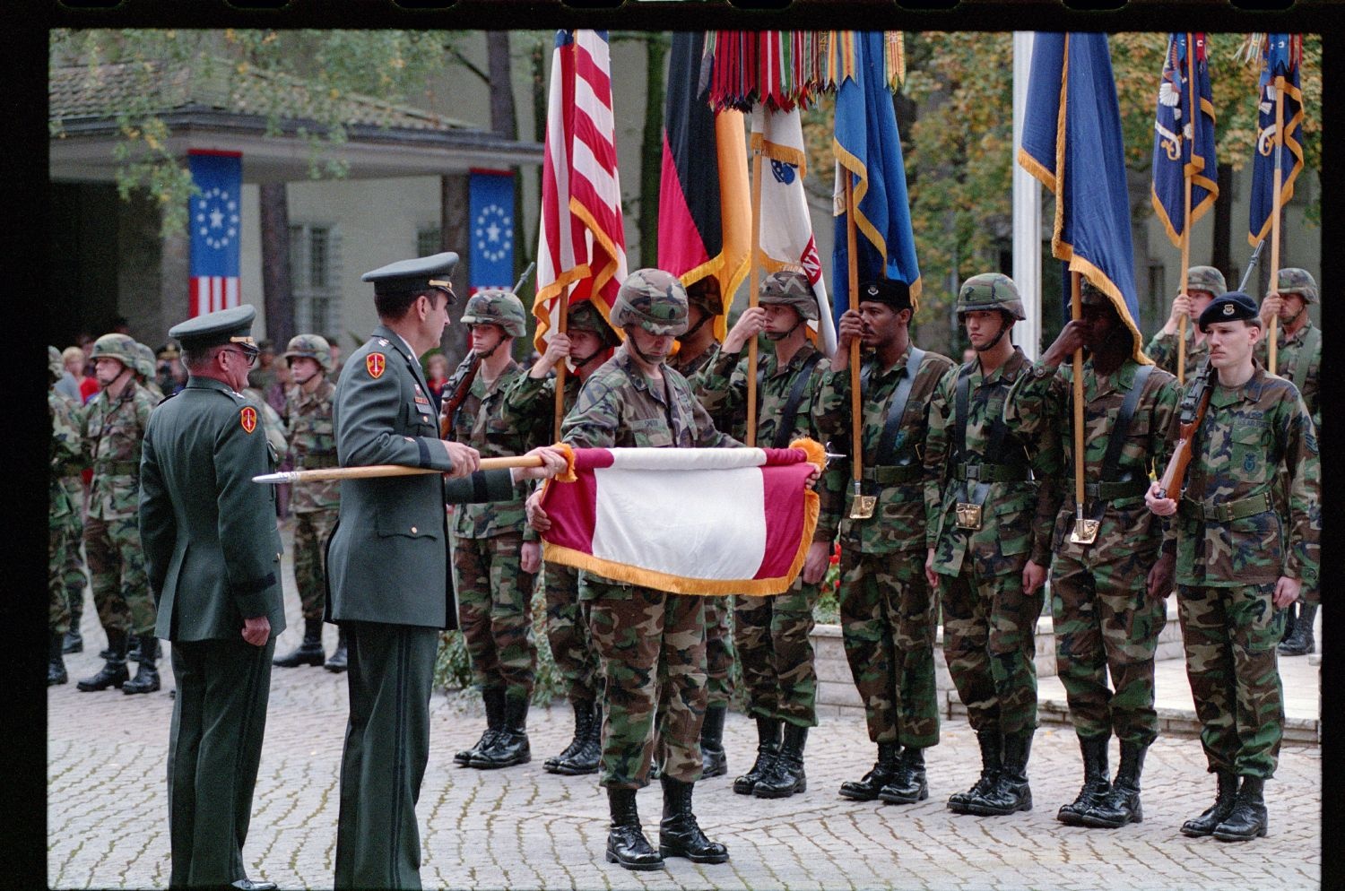 Fotografie: Militärische Zeremonie zur Außerdienststellung des U.S. Army Berlin Command in den Lucius D. Clay Headquarters in Berlin-Dahlem