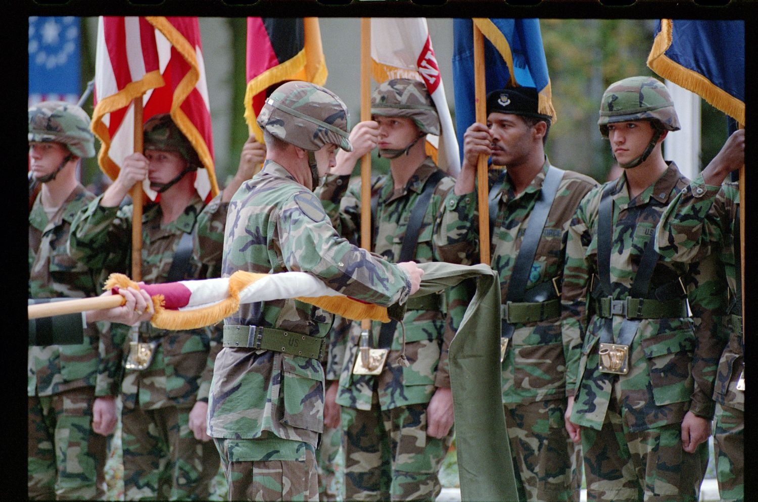 Fotografie: Militärische Zeremonie zur Außerdienststellung des U.S. Army Berlin Command in den Lucius D. Clay Headquarters in Berlin-Dahlem