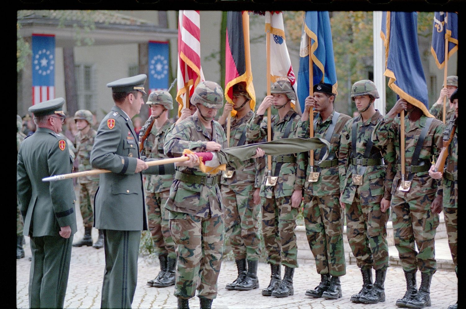 Fotografie: Militärische Zeremonie zur Außerdienststellung des U.S. Army Berlin Command in den Lucius D. Clay Headquarters in Berlin-Dahlem