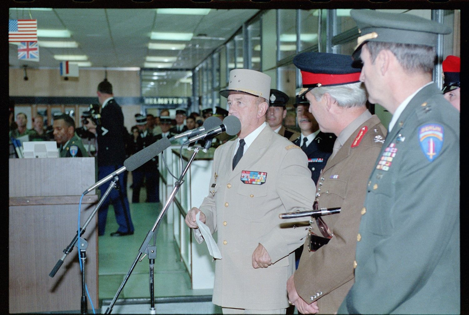 Fotografie: Schließung des Allied Checkpoint Bravo in Berlin-Zehlendorf