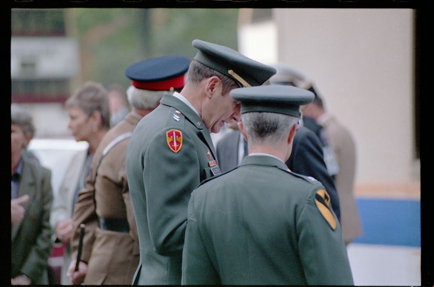 Fotografie: Feierliche Übergabe des Alliierten Kontrollhäuschens vom Checkpoint Charlie an das Deutsche Historische Museum in Berlin