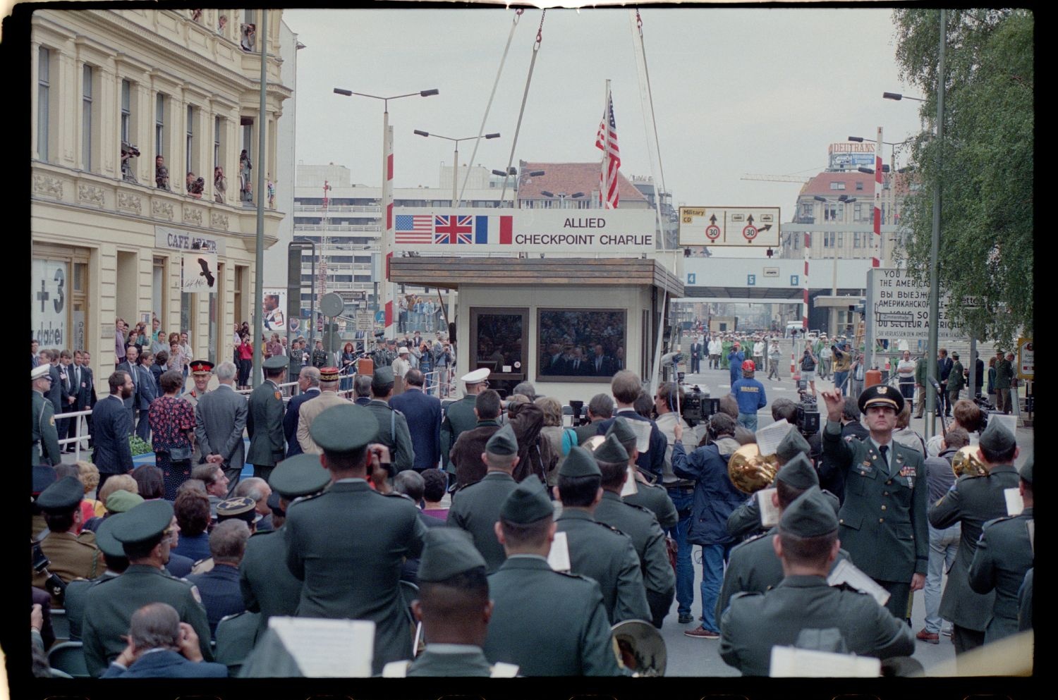 Fotografie: Abbau des Alliierten Kontrollhäuschens vom Checkpoint Charlie in Berlin-Kreuzberg