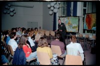 Fotografie: Besuch von US-Stadtkommandant Major General Raymond E. Haddock in einem Gymnasium in West-Berlin