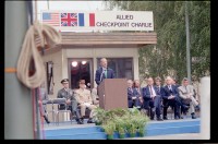 Fotografie: Abbau des Alliierten Kontrollhäuschens vom Checkpoint Charlie in Berlin-Kreuzberg