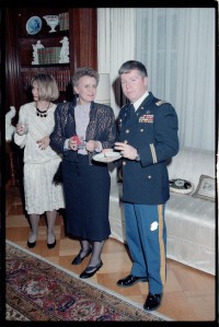 Fotografie: Weihnachtsempfang bei US-Stadtkommandant Major General John H. Mitchell in seiner Residenz in Berlin-Dahlem