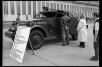 S/w-Fotografie: Tag der offenen Tür auf der Tempelhof Air Base in Berlin-Tempelhof