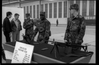 S/w-Fotografie: Tag der offenen Tür auf der Tempelhof Air Base in Berlin-Tempelhof
