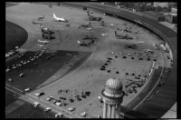 S/w-Fotografie: Tag der offenen Tür auf der Tempelhof Air Base in Berlin-Tempelhof