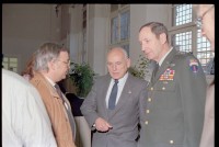 Fotografie: US-Stadtkommandant Raymond E. Haddock eröffnet eine Flüchtlingsunterkunft in den Roosevelt Barracks in Berlin-Lichterfelde