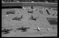 S/w-Fotografie: Tag der offenen Tür auf der Tempelhof Air Base in Berlin-Tempelhof