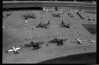 S/w-Fotografie: Tag der offenen Tür auf der Tempelhof Air Base in Berlin-Tempelhof