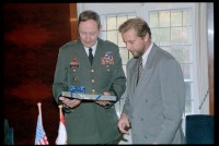 Fotografie: Abschiedsbesuch von US-Stadtkommandant Major General Raymond E. Haddock im Rathaus Berlin-Zehlendorf