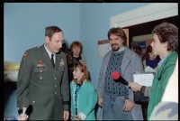 Fotografie: US-Stadtkommandant Raymond E. Haddock eröffnet eine Flüchtlingsunterkunft in den Roosevelt Barracks in Berlin-Lichterfelde