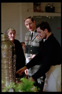 Fotografie: US-Stadtkommandant Raymond E. Haddock eröffnet eine Flüchtlingsunterkunft in den Roosevelt Barracks in Berlin-Lichterfelde