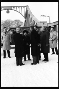 S/w-Fotografie: Agentenaustausch auf der Glienicker Brücke