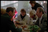 Fotografie: US-Stadtkommandant Raymond E. Haddock eröffnet eine Flüchtlingsunterkunft in den Roosevelt Barracks in Berlin-Lichterfelde