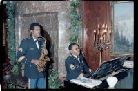 Fotografie: Weihnachtsempfang bei US-Stadtkommandant Major General John H. Mitchell in seiner Residenz in Berlin-Dahlem