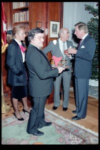 Fotografie: Weihnachtsempfang bei US-Stadtkommandant Major General John H. Mitchell in seiner Residenz in Berlin-Dahlem