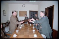 Fotografie: Empfang sowjetischer Offiziere in den Lucius D. Clay Headquarters in Berlin-Dahlem