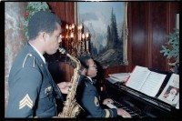 Fotografie: Weihnachtsempfang bei US-Stadtkommandant Major General John H. Mitchell in seiner Residenz in Berlin-Dahlem