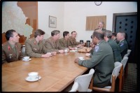 Fotografie: Empfang sowjetischer Offiziere in den Lucius D. Clay Headquarters in Berlin-Dahlem
