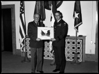 S/w-Fotografie: Auszeichnung eines Berliner Polizeibeamten durch US-Stadtkommandant Major General John H. Mitchell in den Lucius D. Clay Headquarters in Berlin-Dahlem