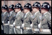 Fotografie: Wachablösung vor dem Alliierten Kriegsverbrechergefängnis Berlin-Spandau