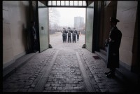 Fotografie: Wachablösung vor dem Alliierten Kriegsverbrechergefängnis Berlin-Spandau