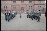 Fotografie: Wachablösung vor dem Alliierten Kriegsverbrechergefängnis Berlin-Spandau