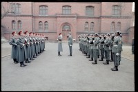 Fotografie: Wachablösung vor dem Alliierten Kriegsverbrechergefängnis Berlin-Spandau