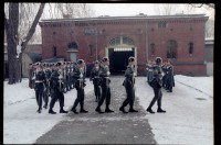 Fotografie: Wachablösung vor dem Alliierten Kriegsverbrechergefängnis Berlin-Spandau