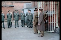 Fotografie: Wachablösung vor dem Alliierten Kriegsverbrechergefängnis Berlin-Spandau