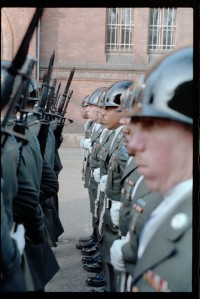Fotografie: Wachablösung vor dem Alliierten Kriegsverbrechergefängnis Berlin-Spandau