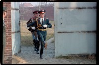 Fotografie: Wachablösung vor dem Alliierten Kriegsverbrechergefängnis Berlin-Spandau