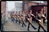 Fotografie: Wachablösung vor dem Alliierten Kriegsverbrechergefängnis Berlin-Spandau