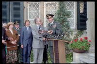 Fotografie: Übergabe der Residenz des US-Stadtkommandanten in Berlin-Dahlem an die Bundesrepublik Deutschland