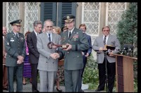 Fotografie: Übergabe der Residenz des US-Stadtkommandanten in Berlin-Dahlem an die Bundesrepublik Deutschland