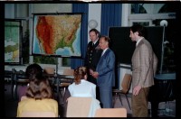 Fotografie: Besuch von US-Stadtkommandant Major General Raymond E. Haddock in einem Gymnasium in West-Berlin