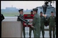 Fotografie: Militärische Zeremonie zur Einstellung der Operation Larkspur auf der Tempelhof Air Base in Berlin-Tempelhof