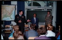 Fotografie: Besuch von US-Stadtkommandant Major General Raymond E. Haddock in einem Gymnasium in West-Berlin