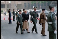 Fotografie: Feierliche Übergabe des Alliierten Kontrollhäuschens vom Checkpoint Charlie an das Deutsche Historische Museum in Berlin