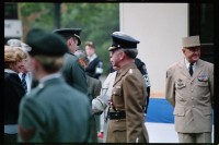 Fotografie: Feierliche Übergabe des Alliierten Kontrollhäuschens vom Checkpoint Charlie an das Deutsche Historische Museum in Berlin