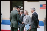 Fotografie: Feierliche Übergabe des Alliierten Kontrollhäuschens vom Checkpoint Charlie an das Deutsche Historische Museum in Berlin