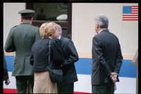 Fotografie: Feierliche Übergabe des Alliierten Kontrollhäuschens vom Checkpoint Charlie an das Deutsche Historische Museum in Berlin