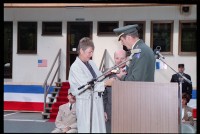 Fotografie: Feierliche Übergabe des Alliierten Kontrollhäuschens vom Checkpoint Charlie an das Deutsche Historische Museum in Berlin