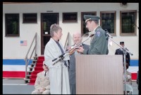 Fotografie: Feierliche Übergabe des Alliierten Kontrollhäuschens vom Checkpoint Charlie an das Deutsche Historische Museum in Berlin