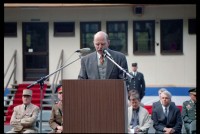 Fotografie: Feierliche Übergabe des Alliierten Kontrollhäuschens vom Checkpoint Charlie an das Deutsche Historische Museum in Berlin