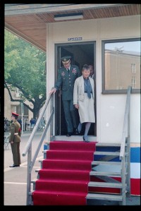 Fotografie: Feierliche Übergabe des Alliierten Kontrollhäuschens vom Checkpoint Charlie an das Deutsche Historische Museum in Berlin