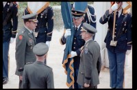 Fotografie: Kommandoübergabe von US-Stadtkommandant Major General John H. Mitchell an Major General Raymond E. Haddock in West-Berlin